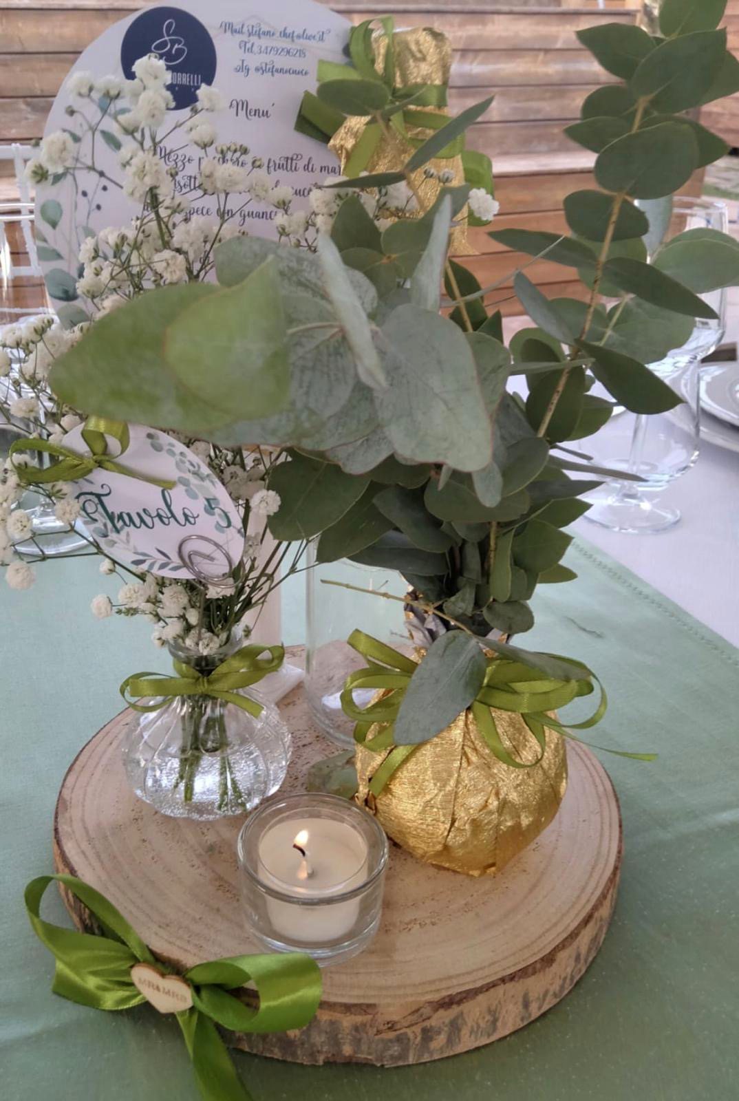 Centrotavola con candela e dettagli floreali