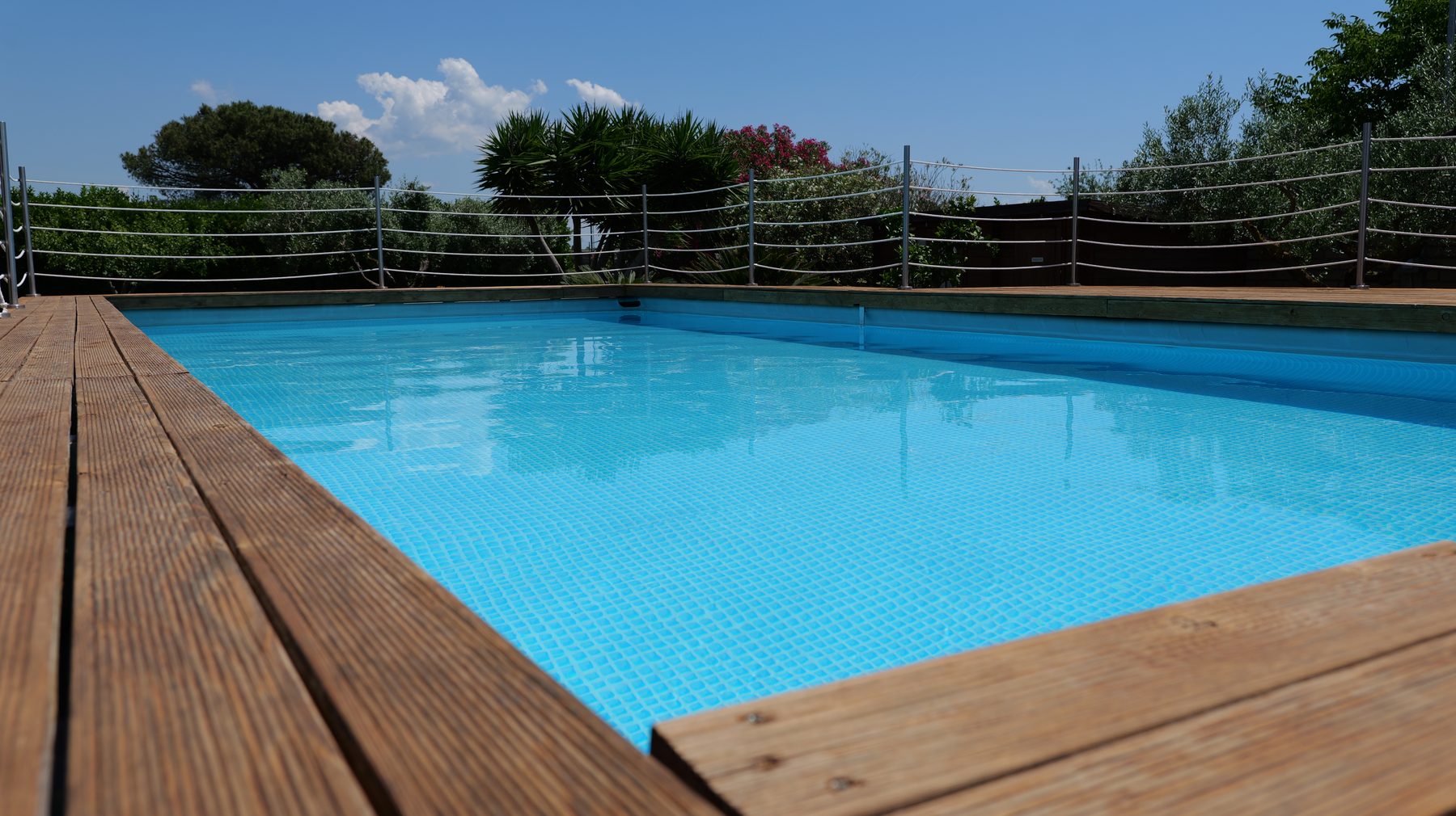 Piscina privata con bordo in legno