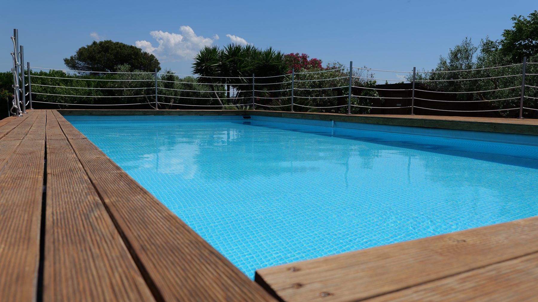 Piscina privata con pedana in legno